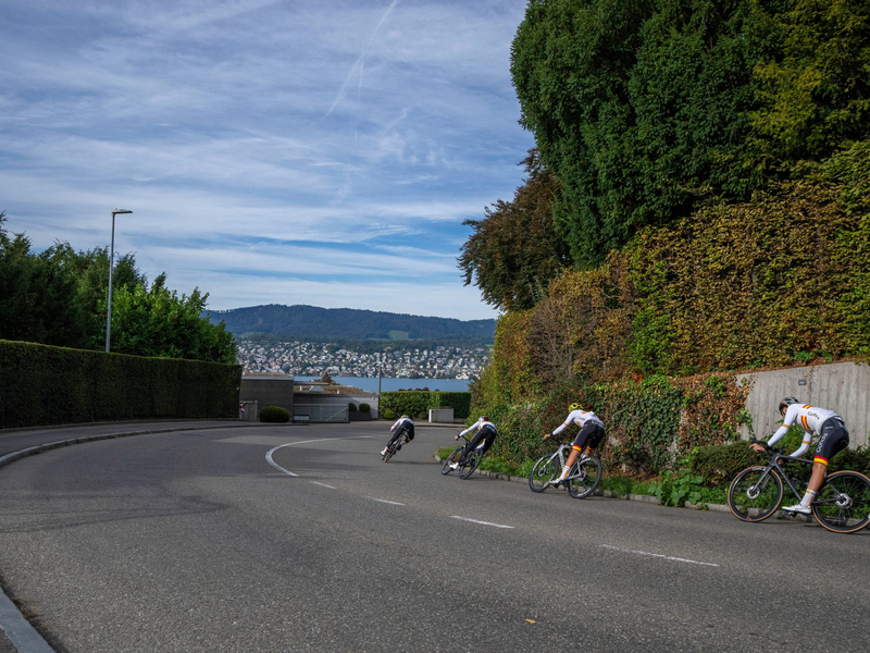 Die Rad-WM wird nach dem schweren Sturz einer Schweizer Juniorin fortgesetzt. - Foto: Peter Dejong/AP/dpa
