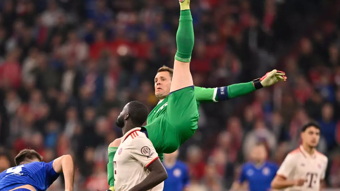 Bei dieser Rettungstat gegen Zagreb verletzte sich Manuel Neuer. - Bild: Michael Weber/Eibner-Pressefoto/dpa