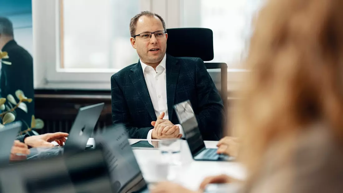 Arbeitsschutz in der Ausbildung: Stefan Ganzke verrät, wie Unternehmen ein sicheres Arbeitsumfeld für ihre Azubis schaffen - Bild: presseportal.de