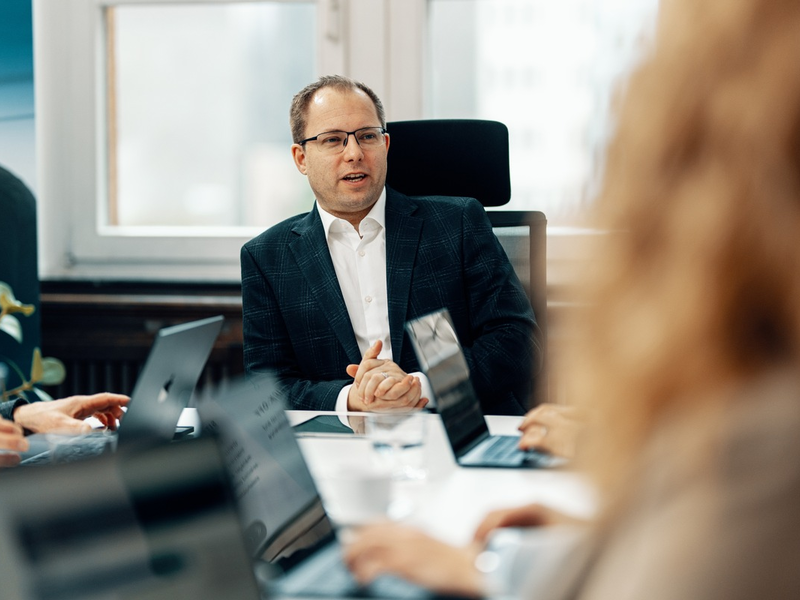 Arbeitsschutz in der Ausbildung: Stefan Ganzke verrät, wie Unternehmen ein sicheres Arbeitsumfeld für ihre Azubis schaffen - Foto: presseportal.de