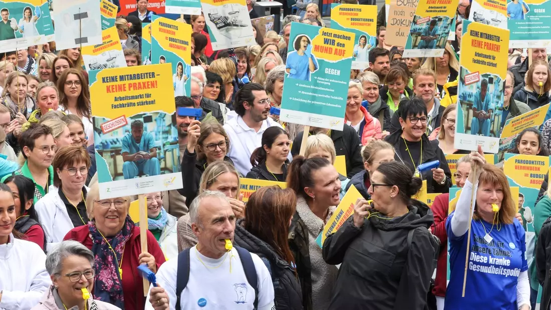Achse des Protests von Frankfurt über Kassel bis nach Münster / Tausende Zahnärzte zeigen der Bürokratie die Zähne - Bild: presseportal.de