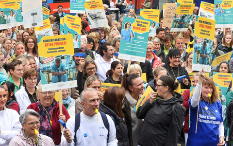 Achse des Protests von Frankfurt über Kassel bis nach Münster / Tausende Zahnärzte zeigen der Bürokratie die Zähne - Foto: presseportal.de Achse des Protests von Frankfurt über Kassel bis nach Münster / Tausende Zahnärzte zeigen der Bürokratie die Zähne - Foto: presseportal.de