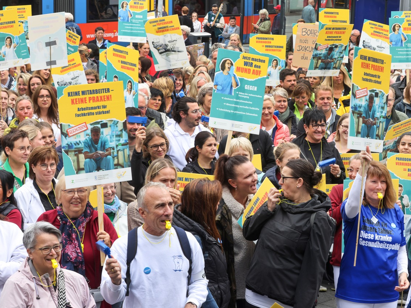 Achse des Protests von Frankfurt über Kassel bis nach Münster / Tausende Zahnärzte zeigen der Bürokratie die Zähne - Foto: presseportal.de