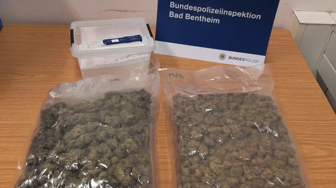 BPOL-BadBentheim: Trio beim Drogenschmuggel erwischt / Rauschgift im Wert von rund 20.000 Euro beschlagnahmt - Bild: presseportal.de