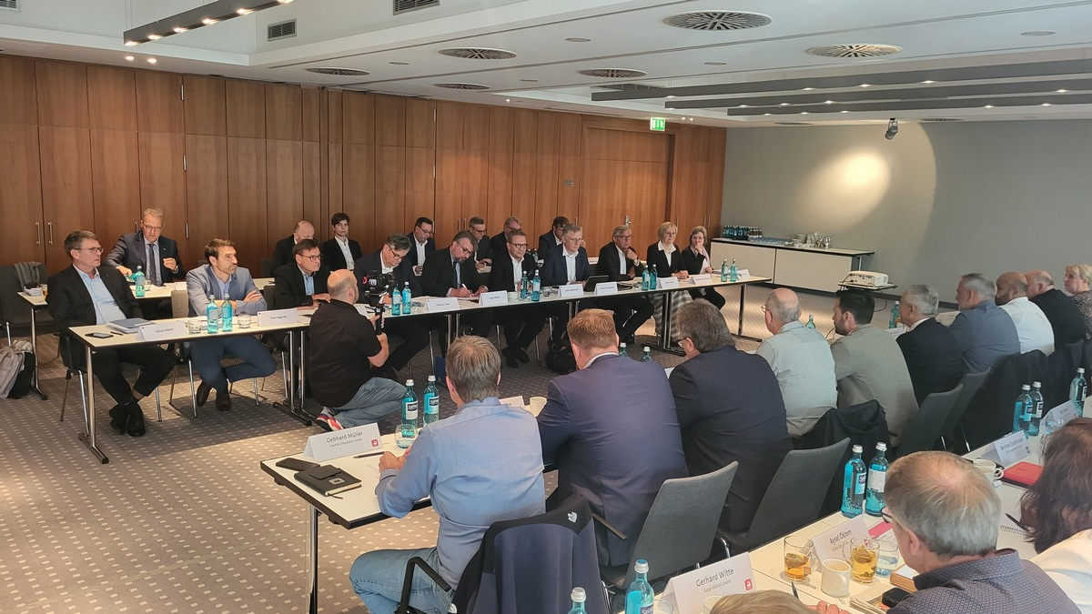 Beginn der Bundestarifverhandlungen Papier 2024 / Arbeitgeber fordern Schulterschluss der Sozialpartner - Foto: presseportal.de