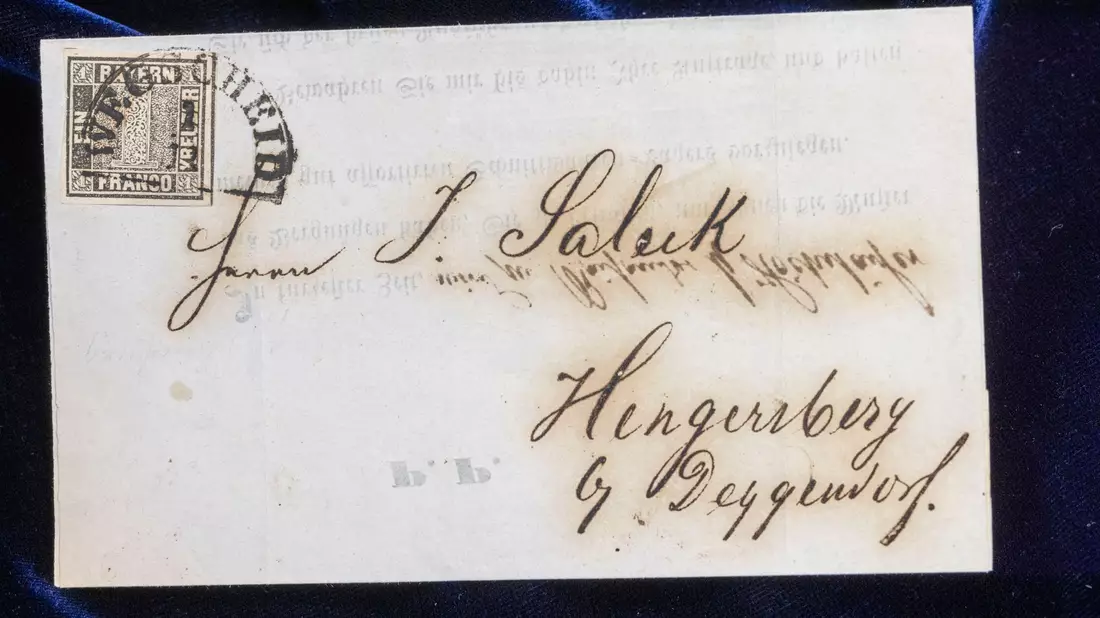 Der «Schwarze Einser» war die erste Briefmarke in Deutschland.  - Bild: Helmut Fricke/dpa