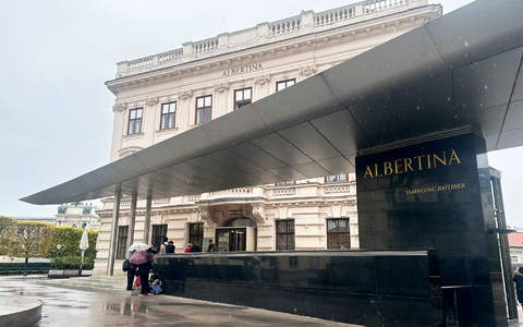 Rund 100 Werke sind bei der Chagall-Ausstellung zu sehen.  - Foto: Sabina Crisan/dpa