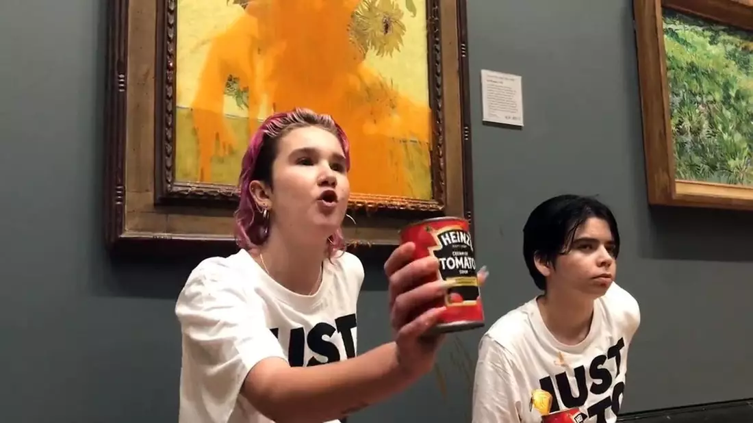 Weil sie ein Gemälde von Vincent van Gogh in London mit Tomatensuppe beworfen haben, müssen zwei Klimaaktivistinnen ins Gefängnis. - Bild: Just Stop Oil/PA Media/dpa