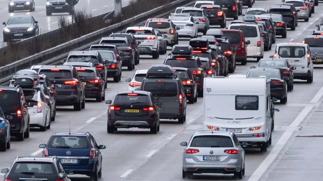 Der ADAC warnt vor Stau auf deutschen Autobahnen. (Archivbild) - Bild: Marijan Murat/dpa