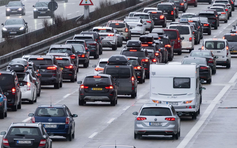 Der ADAC warnt vor Stau auf deutschen Autobahnen. (Archivbild) - Foto: Marijan Murat/dpa