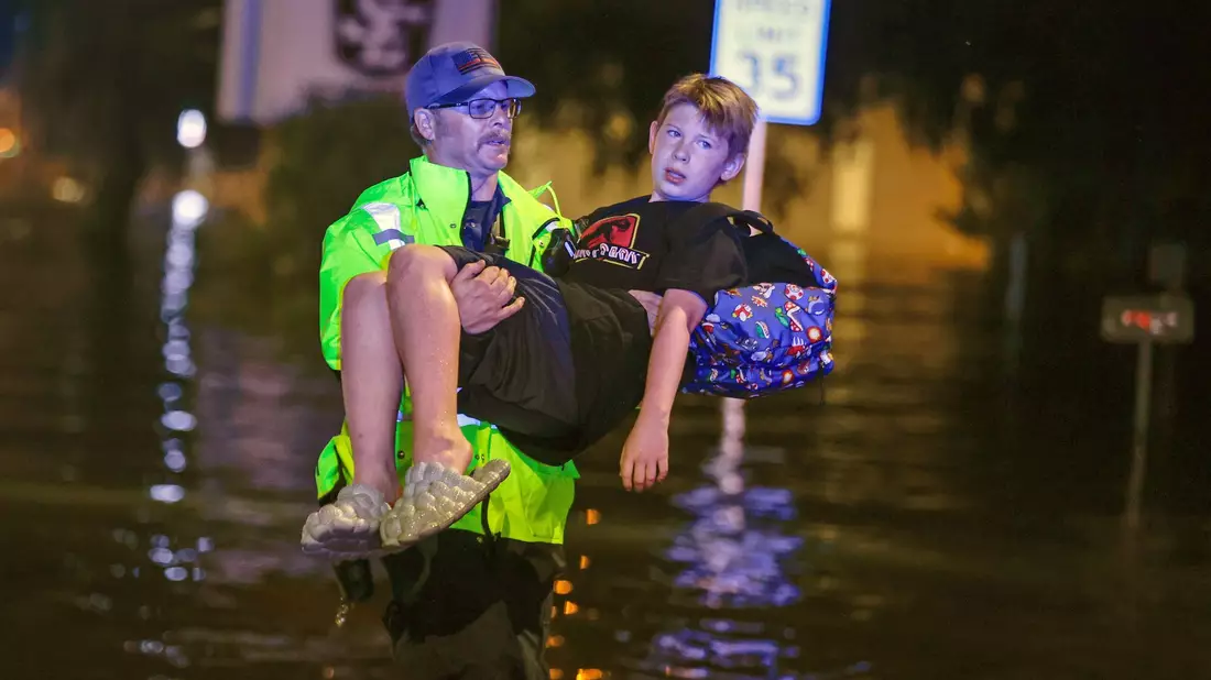 Ganze Straßenzüge stehen unter Wasser. - Bild: Luis Santana/Tampa Bay Times/ZUMA Press Wire/dpa