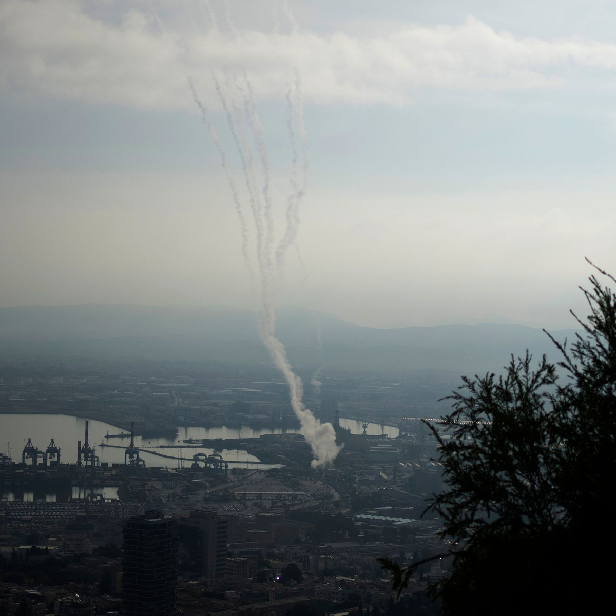 Die israelische Bevölkerung wurde aufgerufen, sich in Schutzräume zu begeben. - Foto: Maya Alleruzzo/AP/dpa
