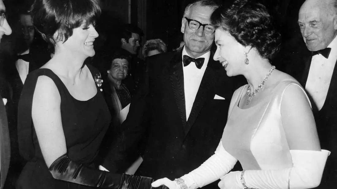 Smith, hier mit Königin Elizabeth II., gehörte zu den großen Schauspielerinnen. (Archivfoto) - Bild: Pa/PA Wire/dpa