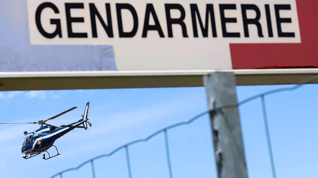 Finanzfahnder haben die Verdächtige nach der Landung auf der französischen Mittelmeerinsel Korsika festgenommen (Archivbild). - Bild: Diarmid Courreges/AFP/dpa