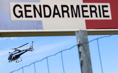 Finanzfahnder haben die Verdächtige nach der Landung auf der französischen Mittelmeerinsel Korsika festgenommen (Archivbild). - Foto: Diarmid Courreges/AFP/dpa