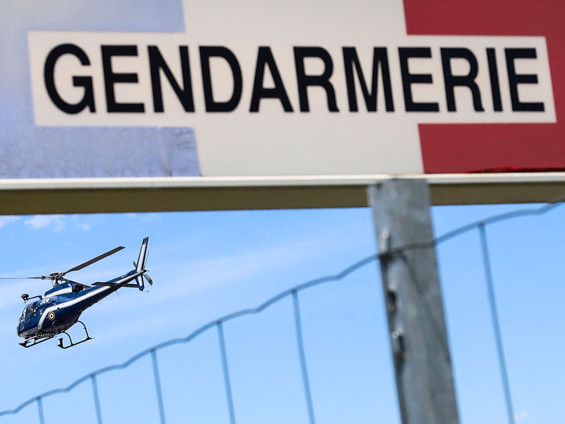 Finanzfahnder haben die Verdächtige nach der Landung auf der französischen Mittelmeerinsel Korsika festgenommen (Archivbild). - Foto: Diarmid Courreges/AFP/dpa