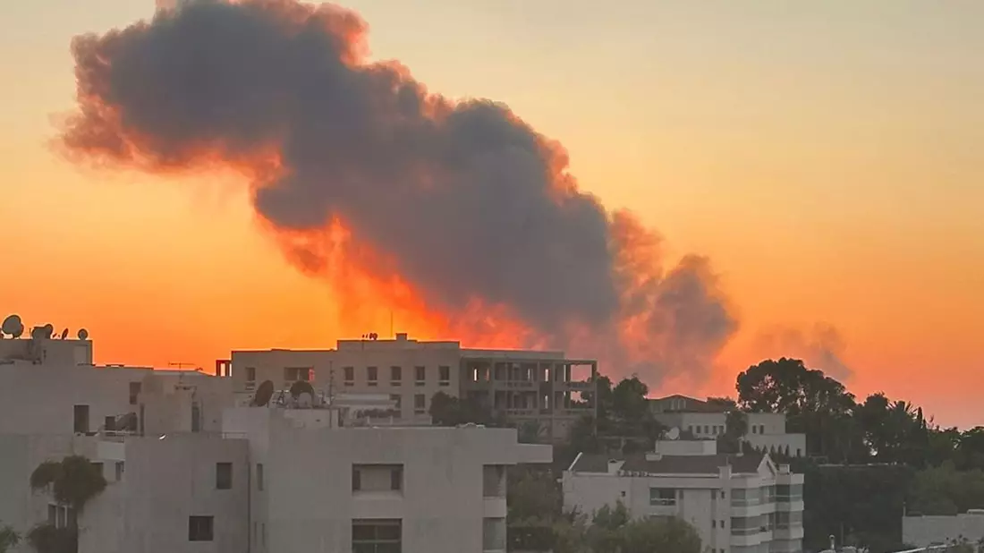 Die Schockwellen der Explosionen erschütterten die Stadt. - Bild: ---/AP/dpa