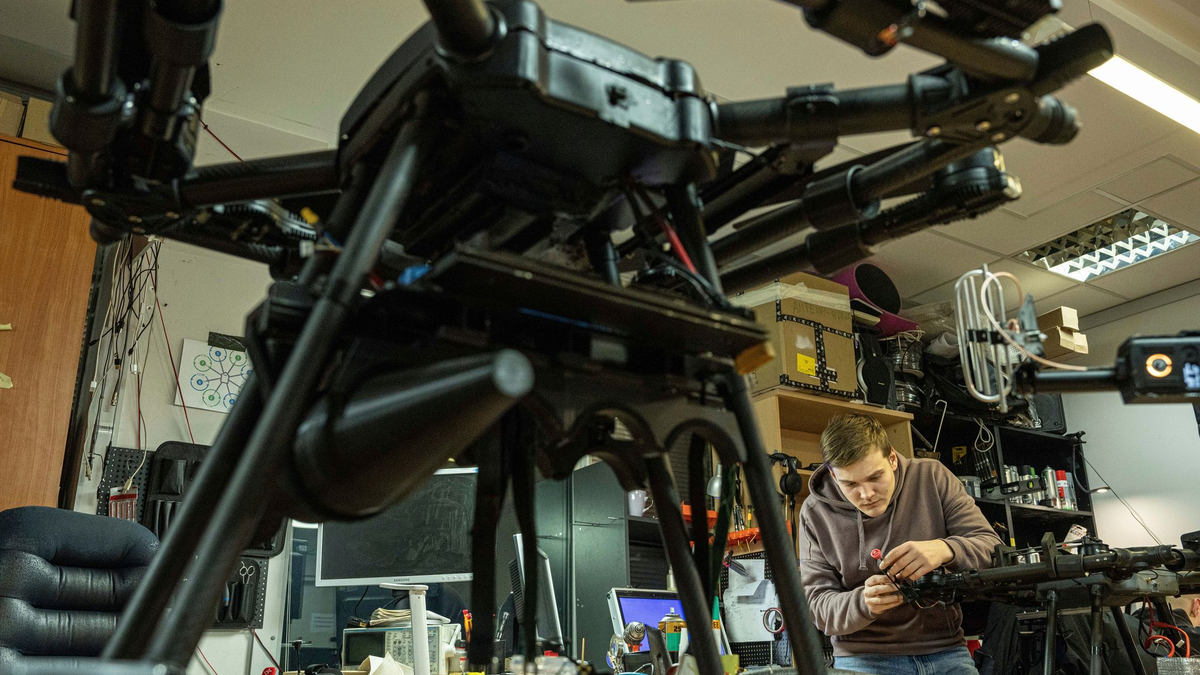 Ukrainische Kampfdrohnen greifen russische Militärflughäfen an. (Archivbild) - Foto: Evgeniy Maloletka/AP/dpa