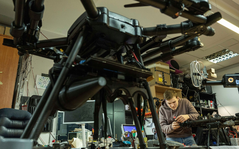 Vor allem bei Drohnen macht die ukrainische Rüstungsindustrie rasch Fortschritte. (Archivbild) - Foto: Evgeniy Maloletka/AP/dpa