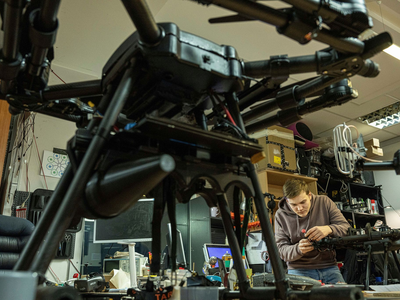 Ukrainische Kampfdrohnen greifen russische Militärflughäfen an. (Archivbild) - Foto: Evgeniy Maloletka/AP/dpa
