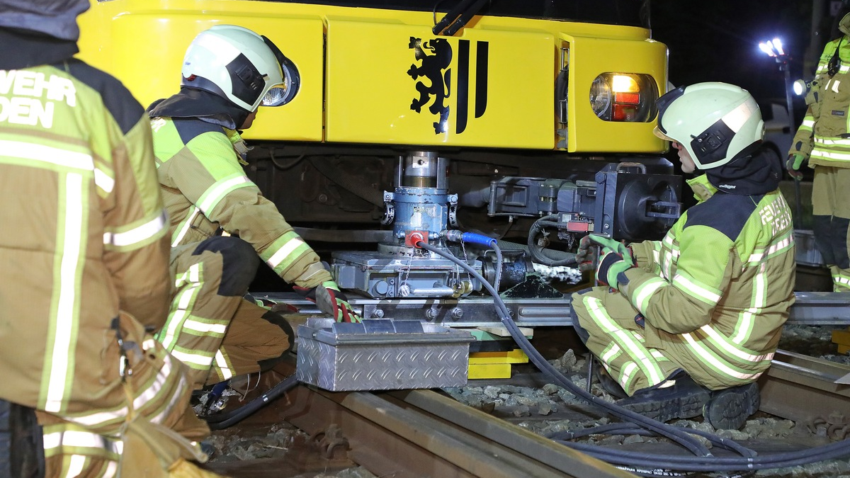 FW Dresden: Straßenbahnen gleisen nach Verkehrsunfall aus - Foto: presseportal.de