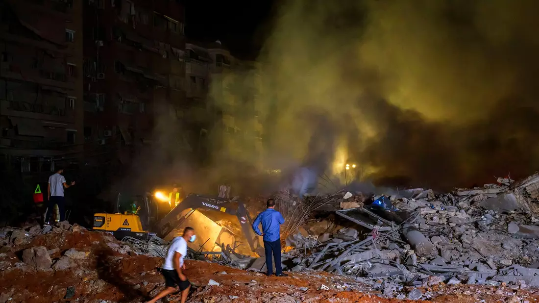 Rettungskräfte versammeln sich nach einem israelischen Luftangriff in Beirut. - Bild: Marwan Naaman/dpa