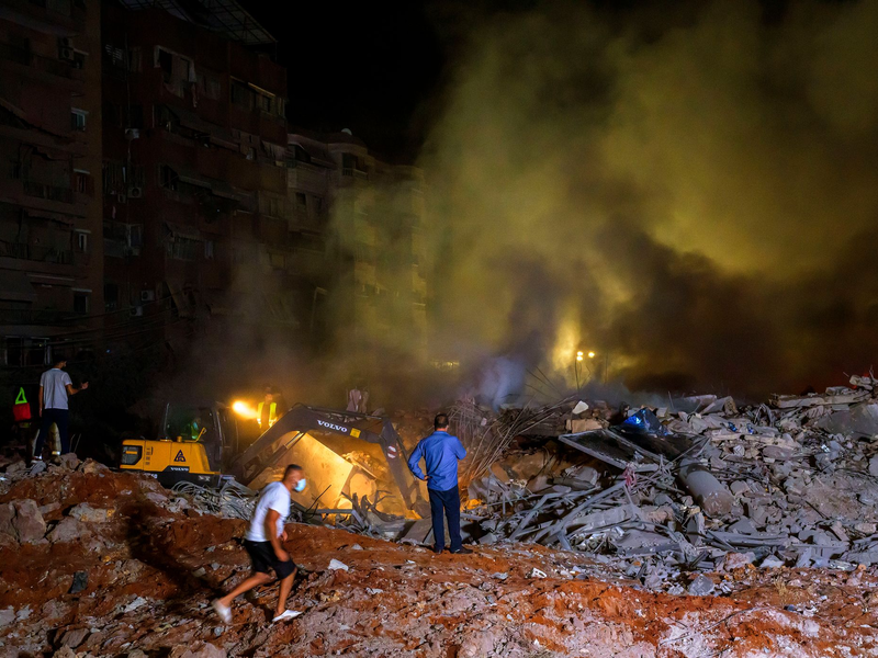 Rettungskräfte suchen in Beirut nach Überlebenden.  - Foto: Marwan Naaman/dpa
