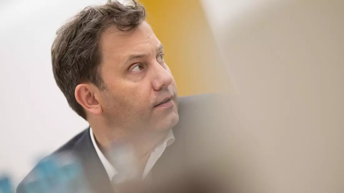 Ein AfD-Verbotsverfahren ist für den SPD-Chef erst Thema, wenn Verfassungsschützer genug Beweismaterial dafür liefern. - Bild: Sebastian Christoph Gollnow/dpa