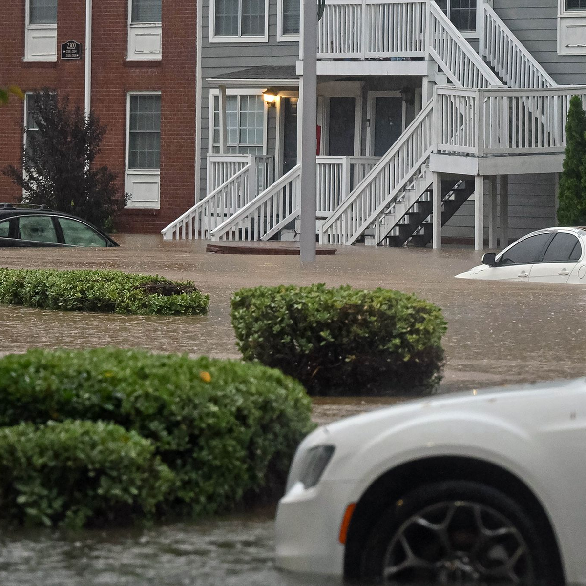 Die Bewohner des Atlanta Buckhead Peachtree Park Apartmentkomplexes wurden vor den Überschwemmungen des Hurrikans Helene gerettet. - Foto: Christopher Oquendo/ZUMA Press Wire/dpa