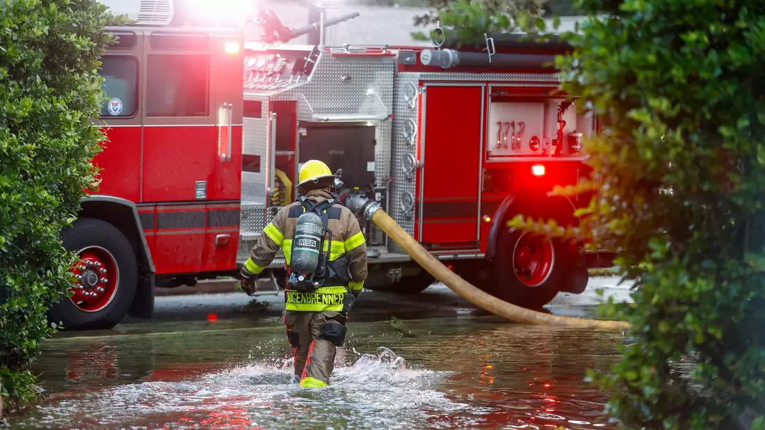 Vielerorts sind Straßen überschwemmt. - Bild: Jefferee Woo/Tampa Bay Times/AP/dpa