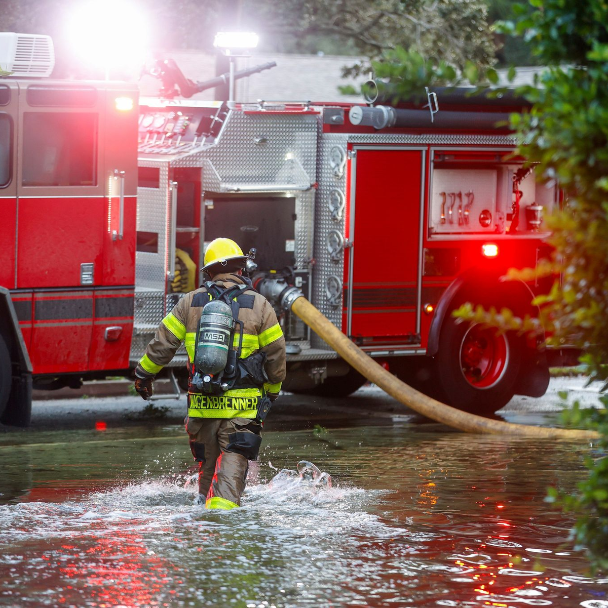 Vielerorts sind Straßen überschwemmt. - Foto: Jefferee Woo/Tampa Bay Times/AP/dpa