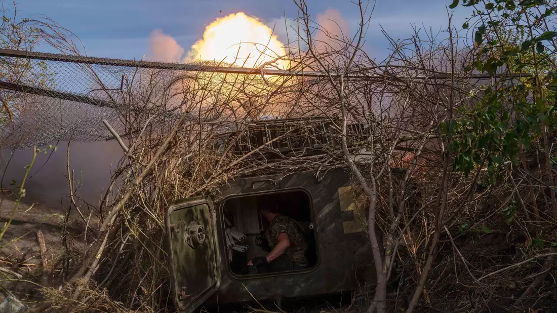 Kämpfe in der Ostukraine gehen weiter. (Archivbild) - Bild: Evgeniy Maloletka/AP/dpa