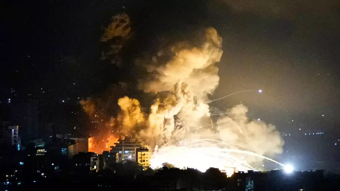 Feuer in Beirut nach israelischem Luftangriff (Archivbild). - Bild: Hassan Ammar/AP/dpa