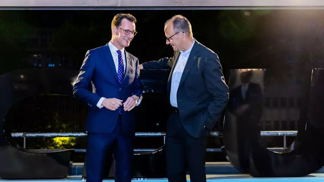 NRW-Ministerpräsident Hendrik Wüst hat kürzlich dem CDU-Bundesvorsitzenden Friedrich Merz Unterstützung bei der Kanzlerkandidatur zugesichert. (Archivbild) - Bild: Christoph Soeder/dpa