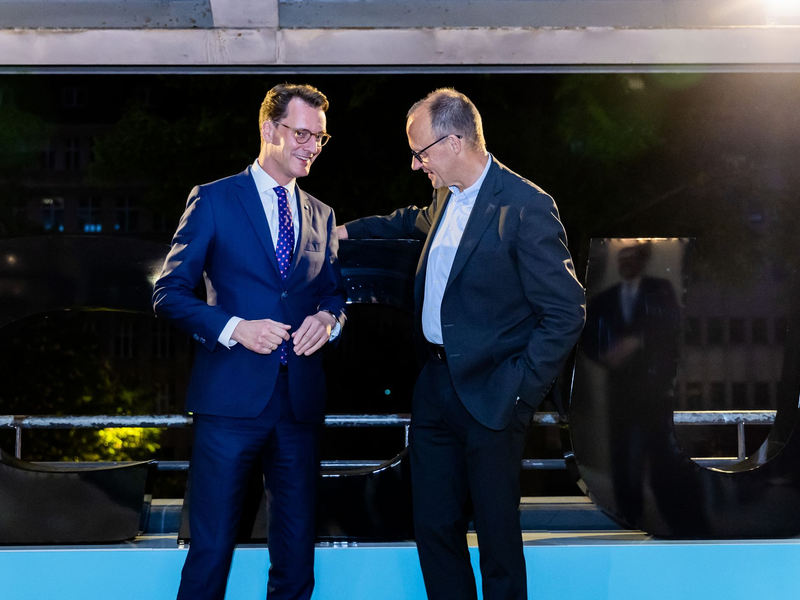NRW-Ministerpräsident Hendrik Wüst hat kürzlich dem CDU-Bundesvorsitzenden Friedrich Merz Unterstützung bei der Kanzlerkandidatur zugesichert. (Archivbild) - Foto: Christoph Soeder/dpa