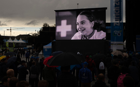 Trauer um Muriel Furrer: Ihr Foto wird auf einer Großbildleinwand gezeigt. - Foto: Peter Dejong/AP/dpa