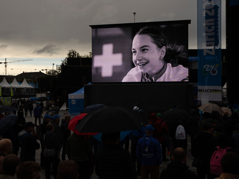 Trauer um Muriel Furrer: Ihr Foto wird auf einer Großbildleinwand gezeigt. - Foto: Peter Dejong/AP/dpa