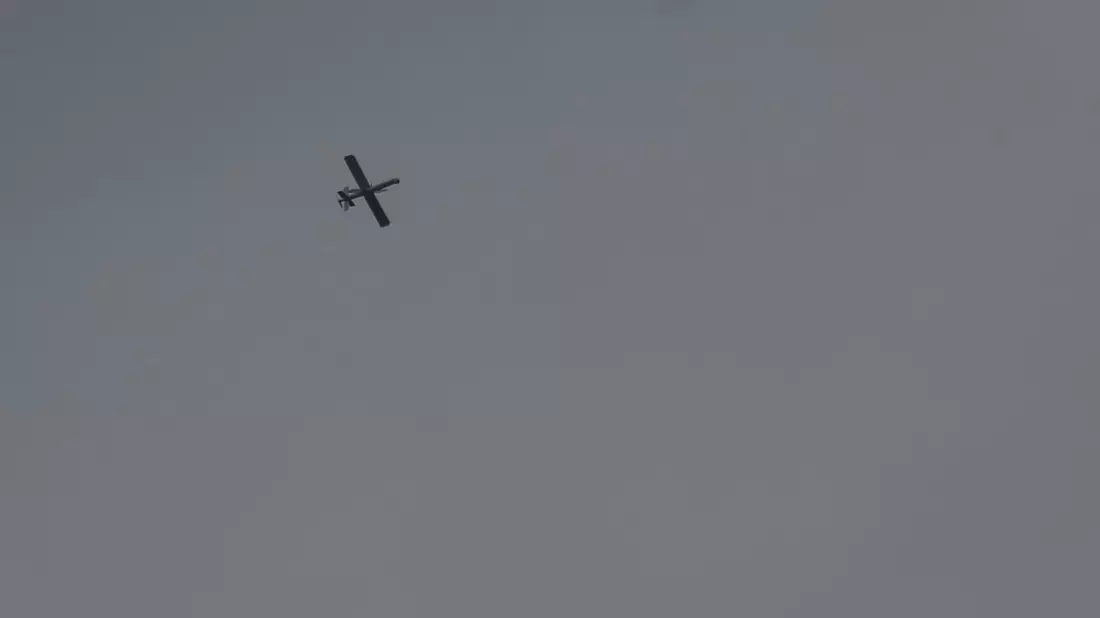 Eine Drohne fliegt am syrischen Himmel. (Archivbild) - Bild: Anas Alkharboutli/dpa