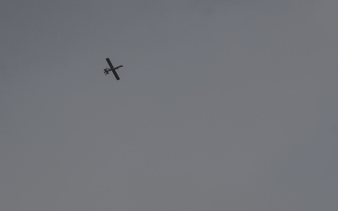 Eine Drohne fliegt am syrischen Himmel. (Archivbild) - Foto: Anas Alkharboutli/dpa