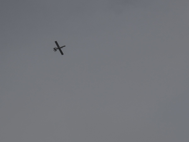 Eine Drohne fliegt am syrischen Himmel. (Archivbild) - Foto: Anas Alkharboutli/dpa