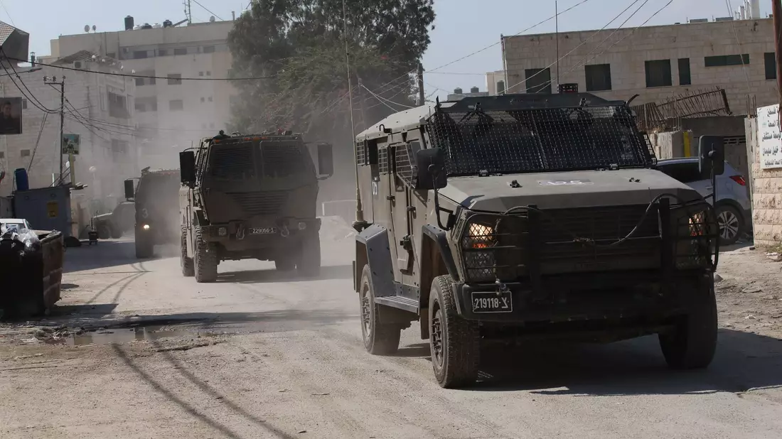 Militärfahrzeuge fahren in der Stadt Dschenin im Westjordanland. (Archivbild) - Bild: Nidal Eshtayeh/XinHua/dpa