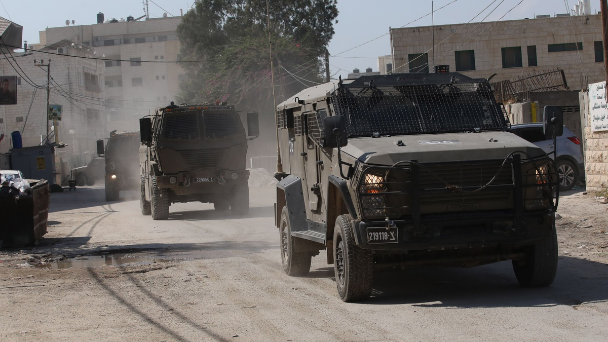 Militärfahrzeuge fahren in der Stadt Dschenin im Westjordanland. (Archivbild) - Foto: Nidal Eshtayeh/XinHua/dpa