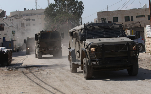 Militärfahrzeuge fahren in der Stadt Dschenin im Westjordanland. (Archivbild) - Foto: Nidal Eshtayeh/XinHua/dpa