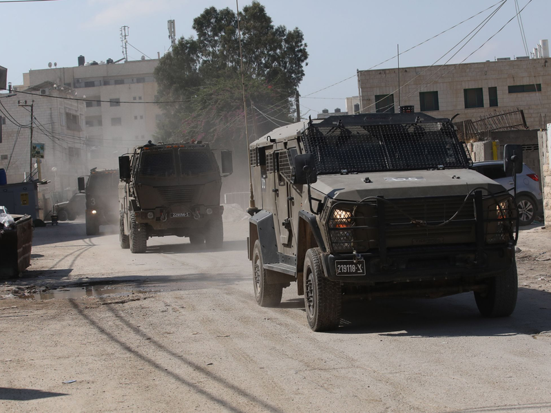 Militärfahrzeuge fahren in der Stadt Dschenin im Westjordanland. (Archivbild) - Foto: Nidal Eshtayeh/XinHua/dpa