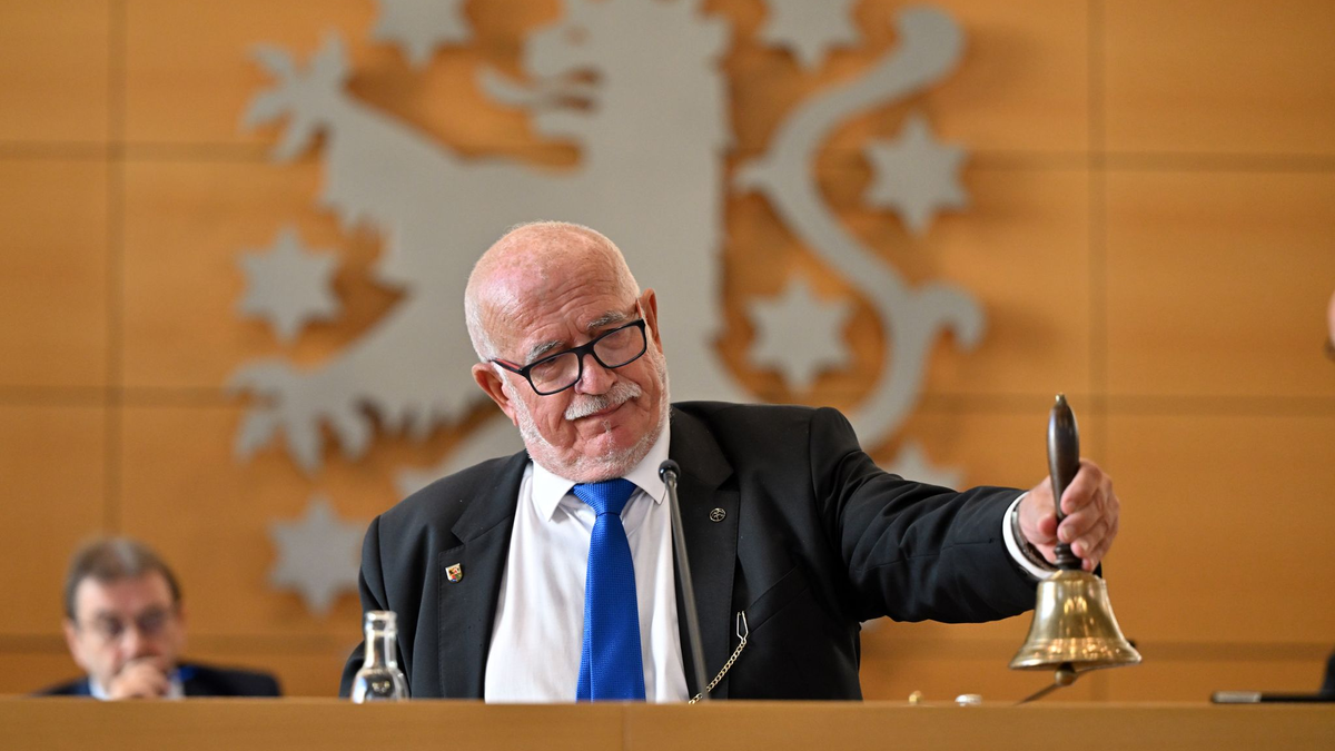Der AfD-Alterspräsident hielt sich an den Verfassungsgerichtsbeschluss - Foto: Martin Schutt/dpa