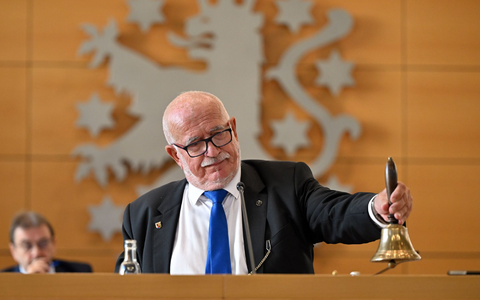 Der AfD-Alterspräsident hielt sich an den Verfassungsgerichtsbeschluss - Foto: Martin Schutt/dpa