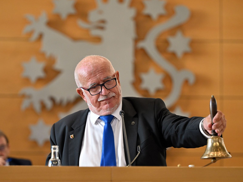 Der AfD-Alterspräsident hielt sich an den Verfassungsgerichtsbeschluss - Foto: Martin Schutt/dpa