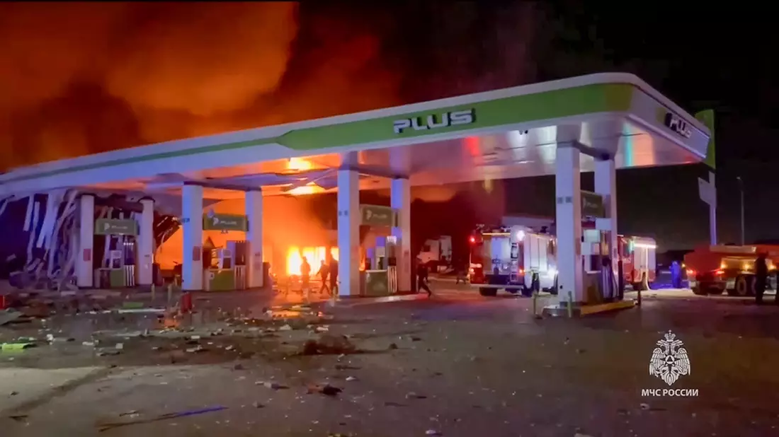 Mindestens zwölf Menschen sind durch die Explosion einer Tankstelle in Machatschkala in Südrussland getötet worden. - Bild: Uncredited/Russian Emergency Ministry Press/AP/dpa