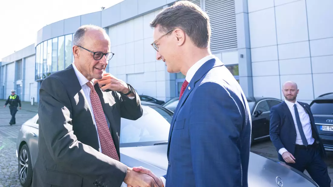 NRW-Ministerpräsident Hendrik Wüst sagt dem «lieben Friedrich» Merz die volle Unterstützung seines Landesverbands als Unions-Kanzlerkandidat zu. - Bild: Guido Kirchner/dpa