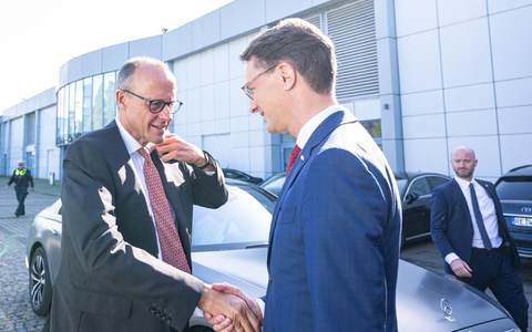 NRW-Ministerpräsident Hendrik Wüst sagt dem «lieben Friedrich» Merz die volle Unterstützung seines Landesverbands als Unions-Kanzlerkandidat zu. - Foto: Guido Kirchner/dpa